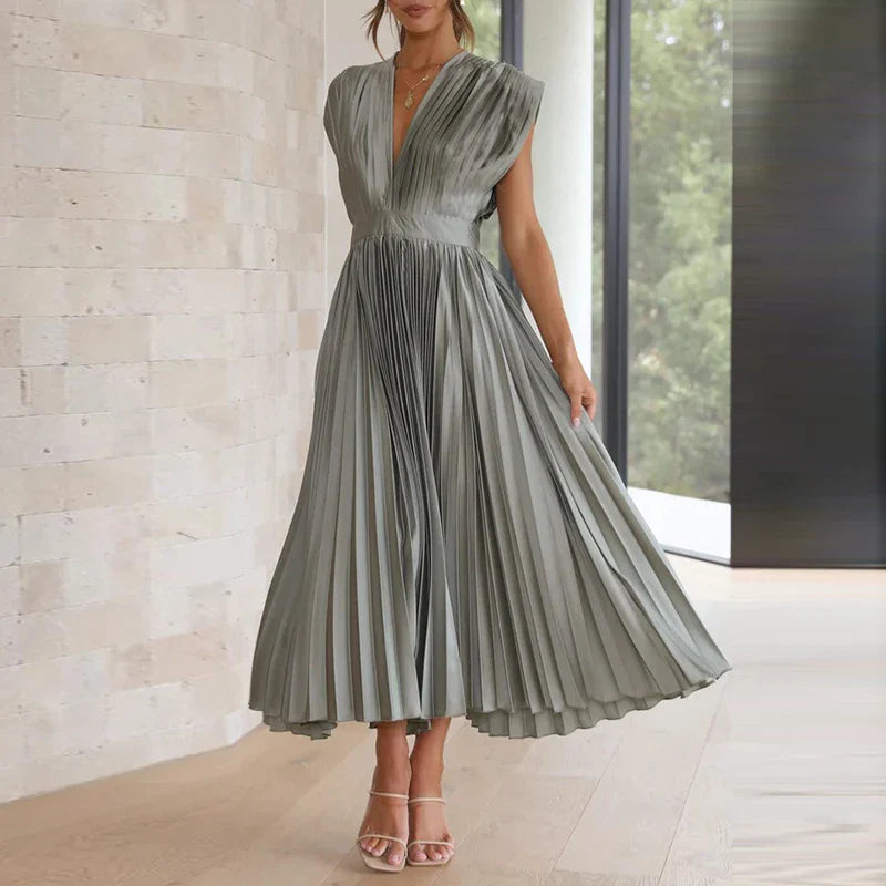 Hedwig | New women's dress with pleats, zip and sleeveless design